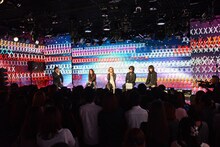 X JAPANと「X」の弾幕で埋め尽くされたスクリーン。