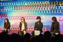 X JAPANと「X」の弾幕で埋め尽くされたスクリーン。