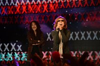 絶叫するYOSHIKI。