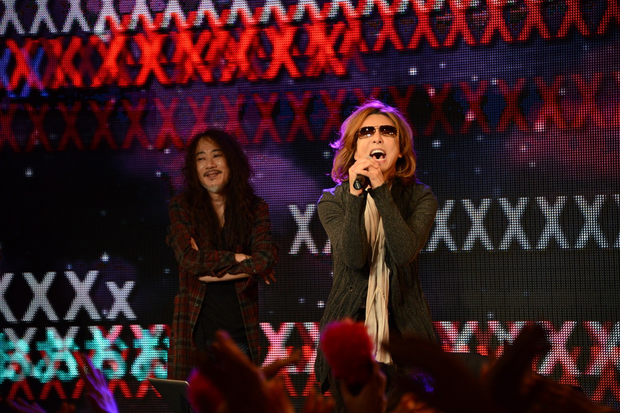 絶叫するYOSHIKI。