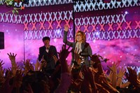 バラを投げるYOSHIKI。