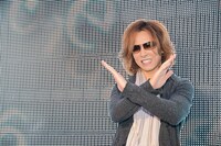 Xポーズを決めるYOSHIKI。