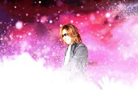 CO2を噴射しながら登場するYOSHIKI。