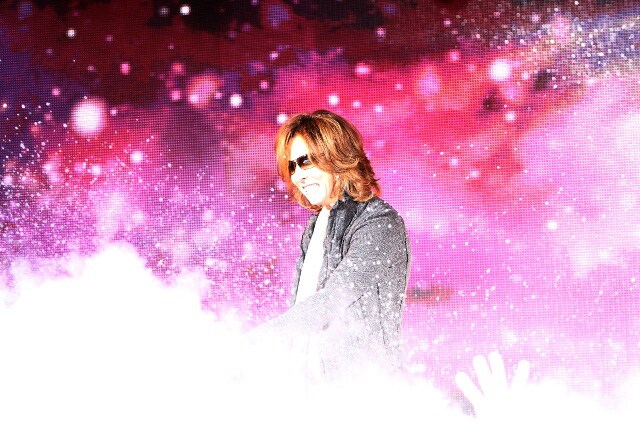 CO2を噴射しながら登場するYOSHIKI。