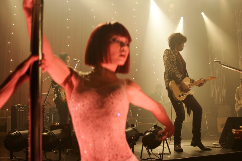 斉藤和義と女性ダンサー。（Photo by SUSIE）