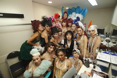 記念撮影をする斉藤和義と女性ダンサー。（Photo by SUSIE）