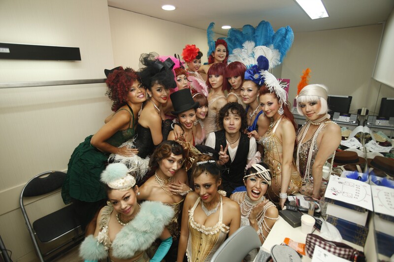 記念撮影をする斉藤和義と女性ダンサー。（Photo by SUSIE）