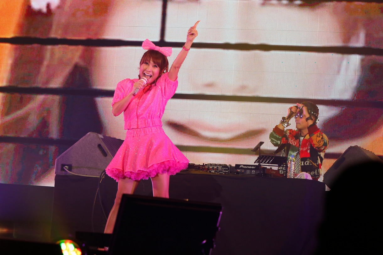 DJ Ai、VERBAL（左から）
