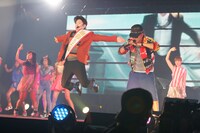 阿部サダヲ、VERBAL（手前左から）