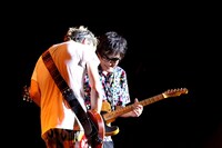 JUON（左）とギターバトルを繰り広げるスガシカオ（右）。（撮影：新家敏之）