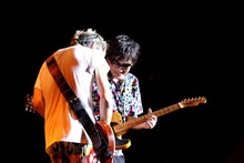 JUON（左）とギターバトルを繰り広げるスガシカオ（右）。（撮影：新家敏之）