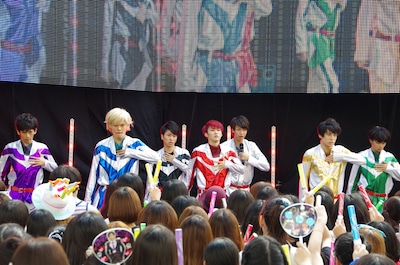 超特急「ウルトラ超特急2013年秋 二大決戦！ ウルトラ超特急 VS 8号車」の様子。