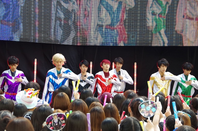 超特急「ウルトラ超特急2013年秋 二大決戦！ ウルトラ超特急 VS 8号車」の様子。