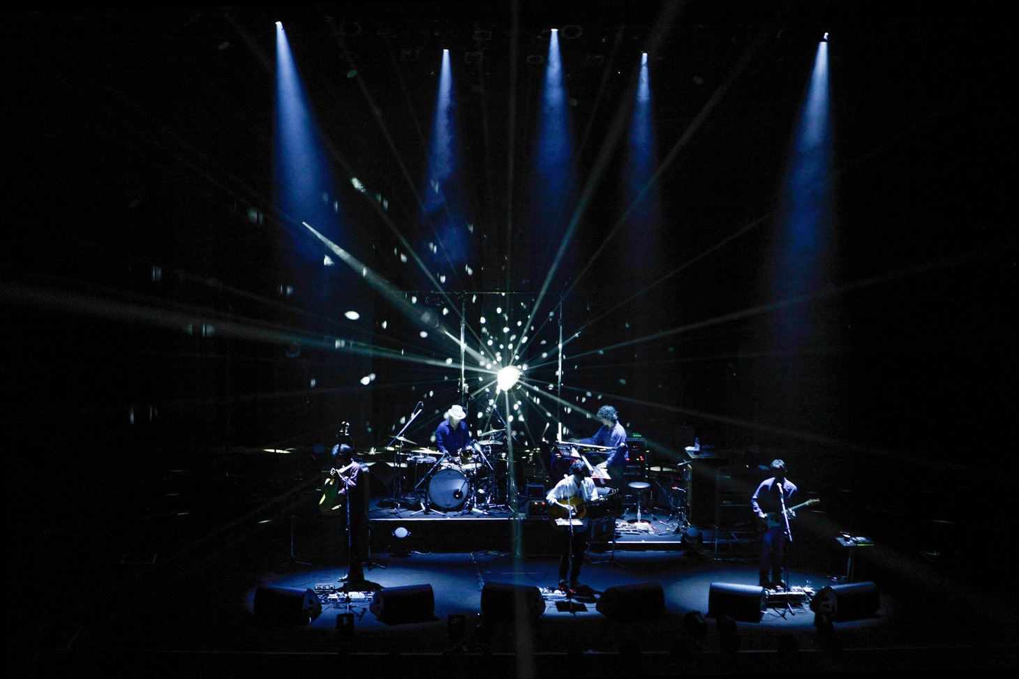 GRAPEVINE「LIVE IN TOKYO」東京・渋谷公会堂公演の様子。
