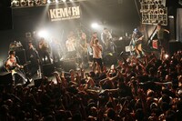 「KEMURI TOUR 2013 "ALL FOR THIS!"」福岡・DRUM LOGOS公演でセッションするKEMURIとスカパラホーンズ。