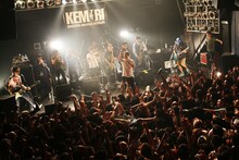 「KEMURI TOUR 2013 "ALL FOR THIS!"」福岡・DRUM LOGOS公演でセッションするKEMURIとスカパラホーンズ。
