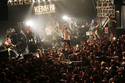 「KEMURI TOUR 2013 "ALL FOR THIS!"」福岡・DRUM LOGOS公演でセッションするKEMURIとスカパラホーンズ。