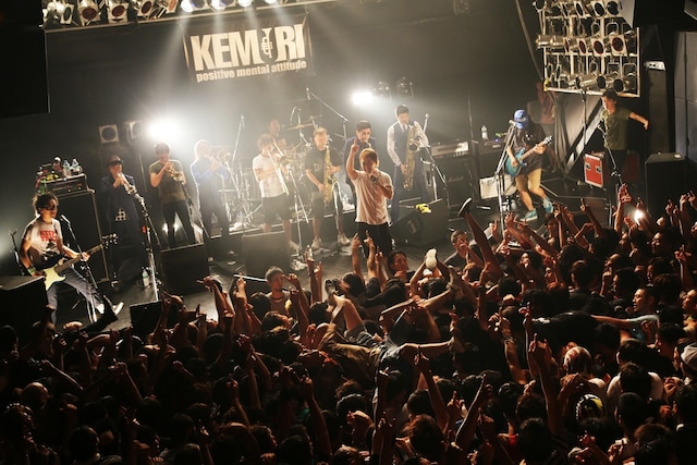 「KEMURI TOUR 2013 "ALL FOR THIS!"」福岡・DRUM LOGOS公演でセッションするKEMURIとスカパラホーンズ。
