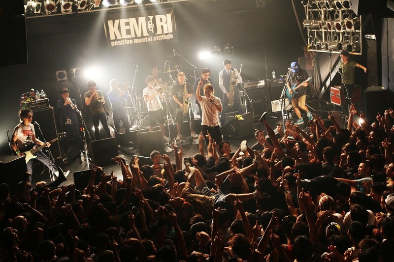 「KEMURI TOUR 2013 "ALL FOR THIS!"」福岡・DRUM LOGOS公演でセッションするKEMURIとスカパラホーンズ。