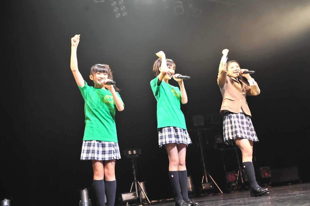 チャレンジMCのコーナーに登場した大賀咲希、野津友那乃、磯野莉音。