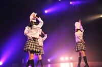 新曲「あちゃ！ちゃ！カリー」を披露するミニパティ。