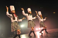 新曲「あちゃ！ちゃ！カリー」を披露するミニパティ。