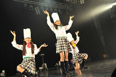 新曲「あちゃ！ちゃ！カリー」を披露するミニパティ。