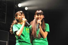 左から菊地最愛、田口華。