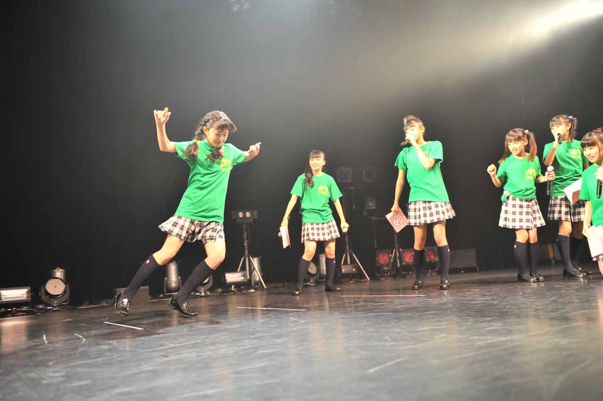 反復横跳びにチャレンジする水野由結。