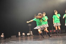 反復横跳びにチャレンジする菊地最愛。