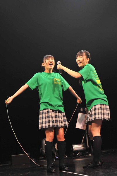 二重飛びに挑戦する飯田來麗。