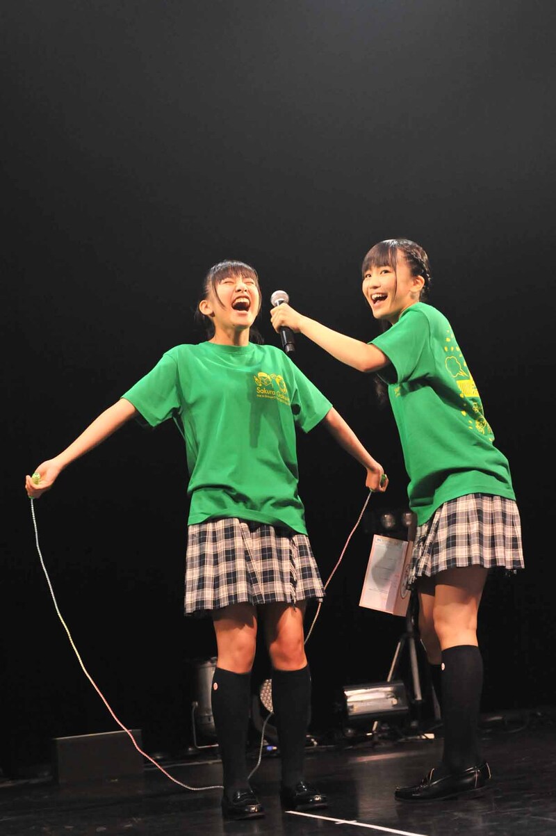 二重飛びに挑戦する飯田來麗。