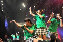 新曲「顔笑れ!!」を披露するさくら学院。
