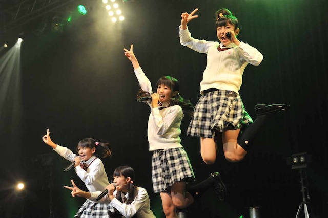 左から山出愛子、田口華、菊地最愛、佐藤日向。