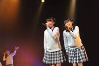 左から飯田來麗、堀内まり菜。