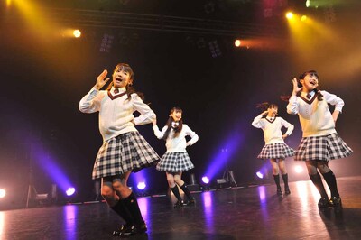 菊地最愛、田口華、野津友那乃、水野由結による「プリンセス☆アラモード」の様子。