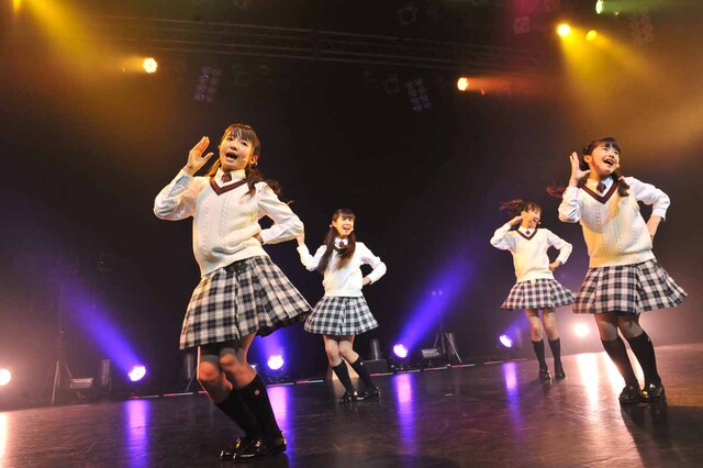 菊地最愛、田口華、野津友那乃、水野由結による「プリンセス☆アラモード」の様子。