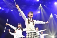 菊地最愛、水野由結、野津友那乃、飯田來麗、佐藤日向、杉崎寧々、堀内まり菜による「DearMr.Socrates」の様子。