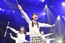 菊地最愛、水野由結、野津友那乃、飯田來麗、佐藤日向、杉崎寧々、堀内まり菜による「DearMr.Socrates」の様子。