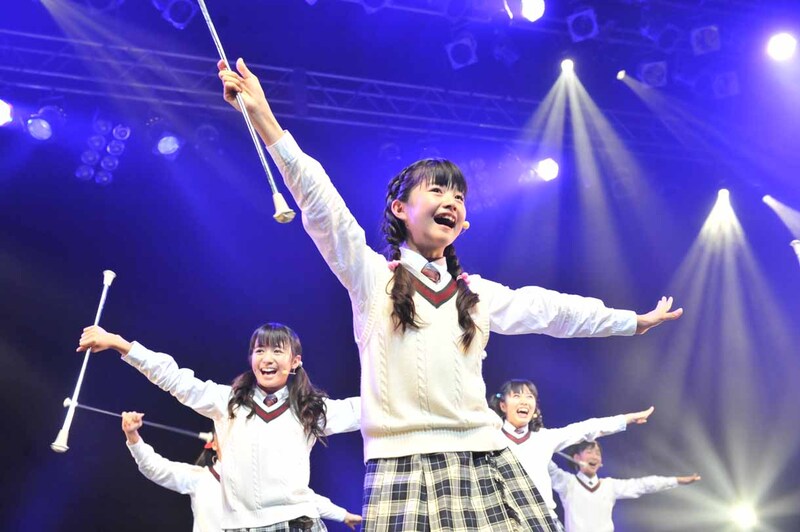 菊地最愛、水野由結、野津友那乃、飯田來麗、佐藤日向、杉崎寧々、堀内まり菜による「DearMr.Socrates」の様子。