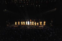 白井沙樹の誕生日を祝う生徒と父兄の様子。