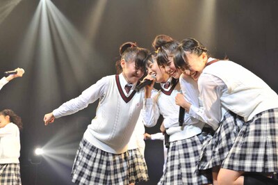 左から飯田來麗、堀内まり菜、佐藤日向、杉崎寧々。