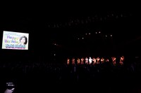 白井沙樹の誕生日を祝う生徒と父兄の様子。