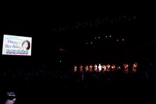 白井沙樹の誕生日を祝う生徒と父兄の様子。