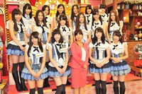 「SKE48のエビフライデーナイト」番組記者会見に出席したSKE48と大久保佳代子。