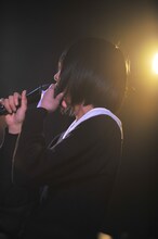 会場に集まったファンに思いを伝える転校生。