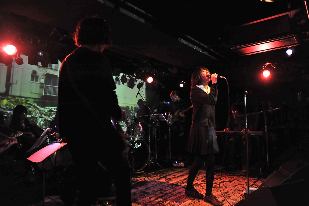 転校生ワンマンライブ「登校拒否」の様子。