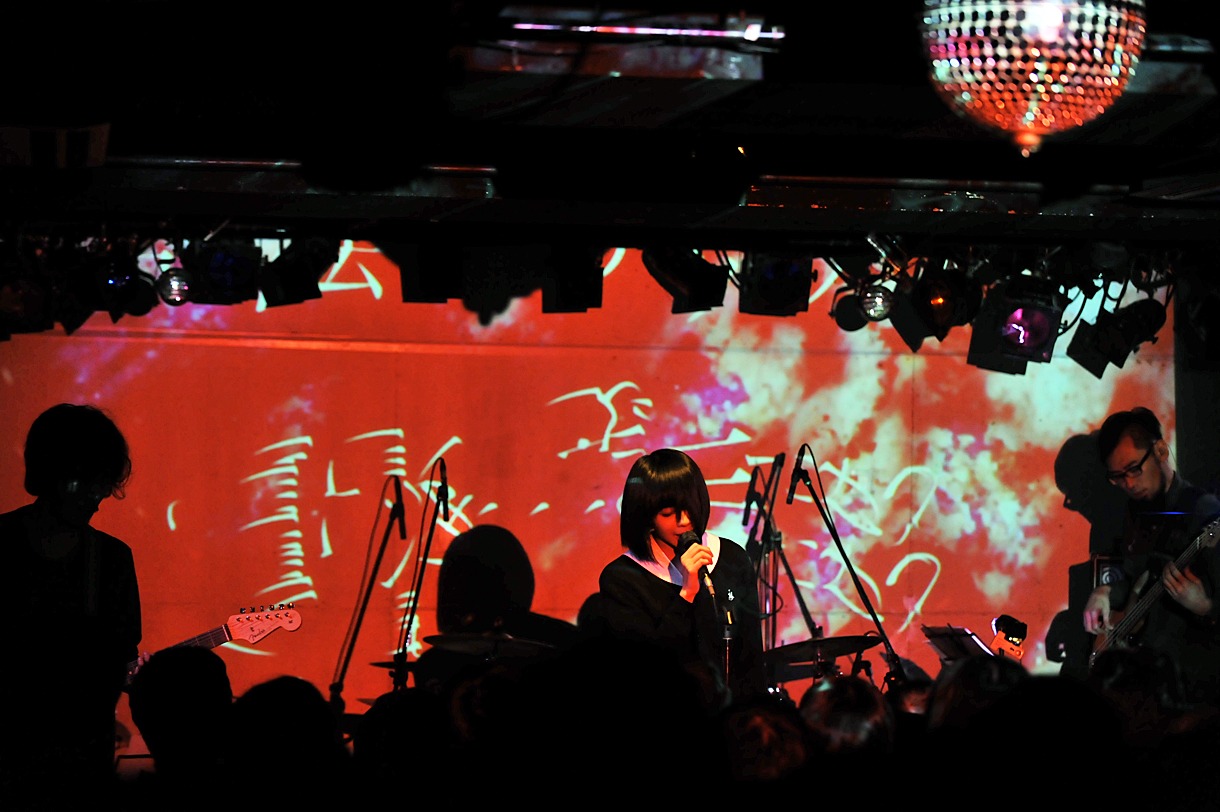 転校生ワンマンライブ「登校拒否」の様子。