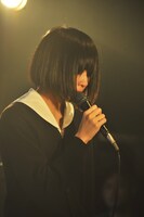 転校生ワンマンライブ「登校拒否」の様子。