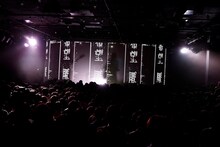 ライブ「TK from 凛として時雨×amazarashi」よりamazarashiのパフォーマンスの様子。